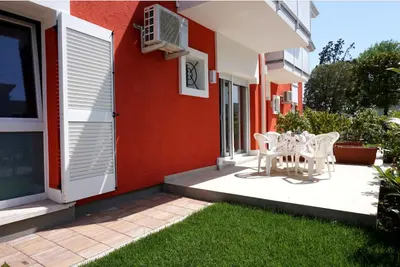 Image de Appartement moderne avec jardin privé