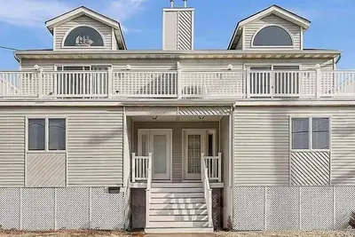 Image de Completely Remodeled and Centrally Located!