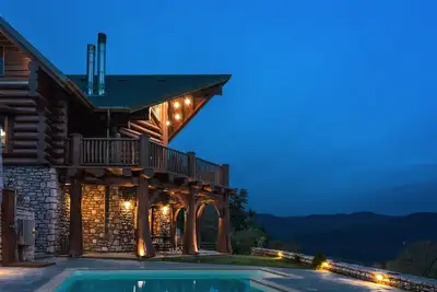 Image de Luxury secluded mountain  log chalet with pool (shared)
