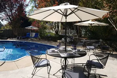 Image de In-town Harpers Ferry house with pool/hot tub in your own private wooded oasis