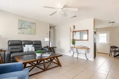 Image de 5 minutes to beaches! Quiet and clean home, pet friendly, with huge back yard!