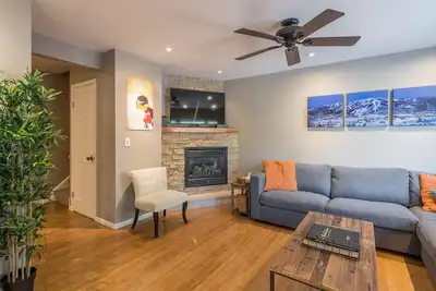 Image de On Free City Bus Route! Hot Tub! Fireplace!