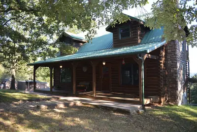 Image de Nice two story log home with view of Table Rock Lake