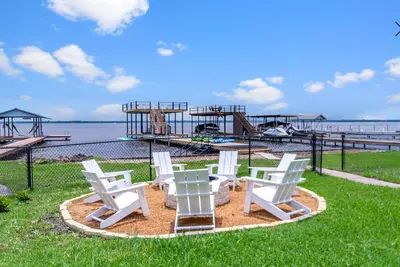 Image de Lakeside Getaway - fire pit, paddle boards, canoes, ping pong
