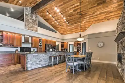Image de Mendenhall Valley Escape w/ Furnished Deck!