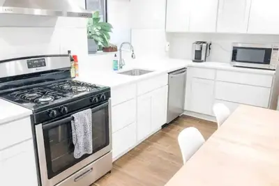 Image de Luxury Apt w/ Backyard + Close Transportation