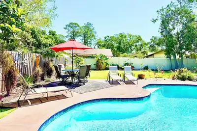 Image de Spacious home with private Heated Pool 5 mins to beach! Close to everything!
