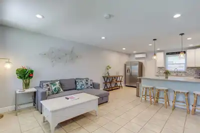 Image de Pet-Friendly Palm Beach Pad - 1 Mi to the Ocean!