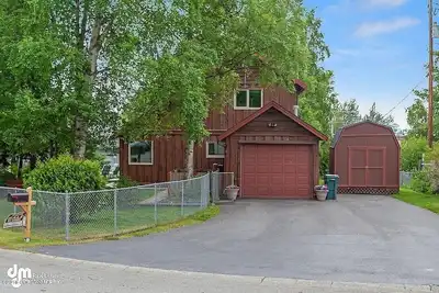 Image de Modern & Unique South Anchorage Home