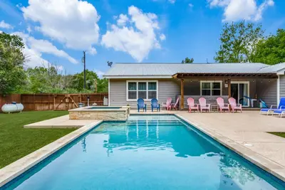 Image de 4bdrm W/Private Pool & Hot Tub - Walk to Town Square, Minutes to Wineries!