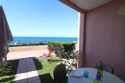 Image de Studio cabine cosy en rez de jardin face à la mer avec parking privé à Sète