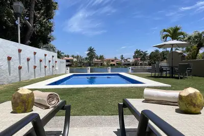 Image de House with pool and lake view