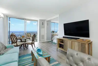 Image de 11th Floor Waikiki Ocean, Lagoon & Marina Views! Walk to Beach! Washlet!
