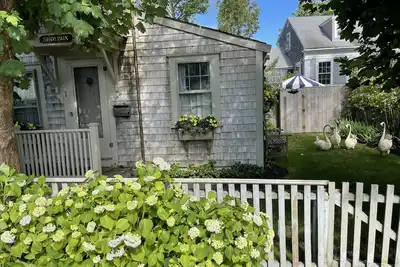 Image de Charming Shoebox. . . . a quick walk to town.