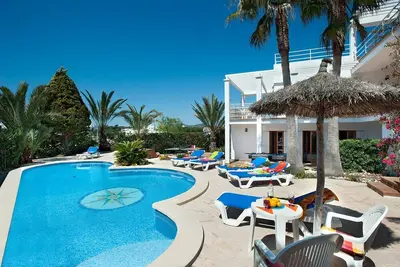 Image de Villa Hortet mit 4 Schlafzimmern, Zentrale Lage Nähe des Jachthafens