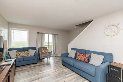 Image de Enjoy Updated Interiors & Amazing Views in This Pet-Friendly Beachside Condo