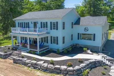 Image de Welcome to The Garnsey! Fully renovated + 145' of private beach