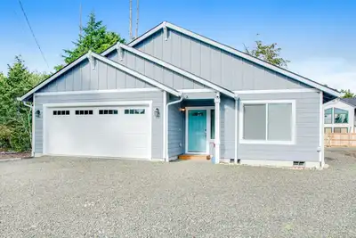Image de Elegant dog-friendly home with media room & washer/dryer