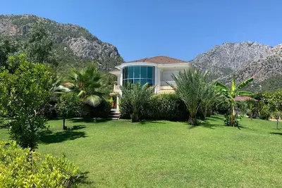Image de Luxury villa with private garden and pool