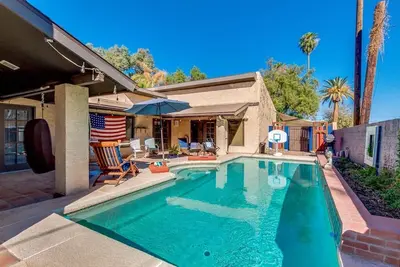 Image de Modern Melrose Urban Retreat with Pool