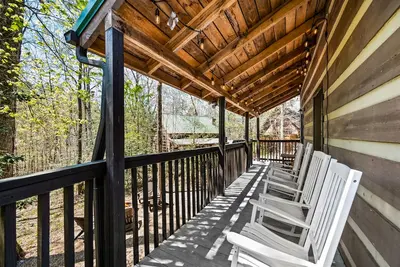Image de Pet-Friendly Cabin with Hot Tub