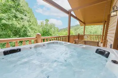 Image de Absolute Bearadise (3-Bedroom Cabin) with Pool by RedAwning