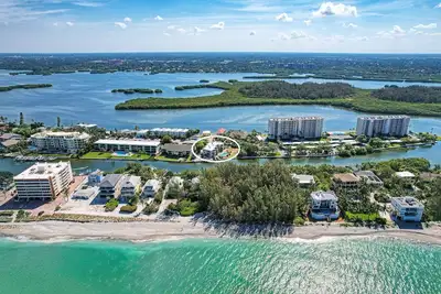 Image de Waterfront/Pool mins to Siesta Key Beach- bikes/kayaks/SUPs incl-paddle to beach