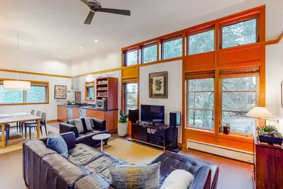 Image de Tranquil, Mid-Century Artist's Retreat w/ Deck & Patio - Walk to the Beach/Town