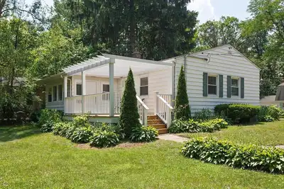 Image de Beautifully updated 2 Bedroom with yard, close to Beach!