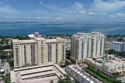 Image de 14th floor condo heart of city, overlooking bay. Available 3months or yearly!