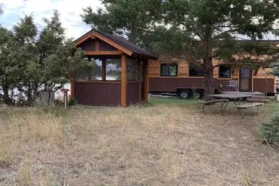 Yellowstone Riverside Tiny Home - Paradise Gateway Award winner
