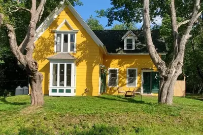 Image de Your Cozy Retreat-Charming 1800s Family Farmhouse