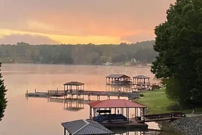 Image de Cozy Log Cabin at Lake Norman Lkn-featured on Tlc
