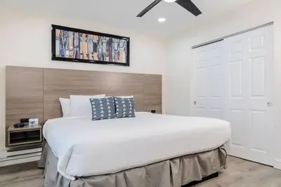 Image de Ultimate Getaway! Spacious Unit, Close to Yampa River Botanic Park, Hot tub, Jacuzzi, Free Shuttle Service!