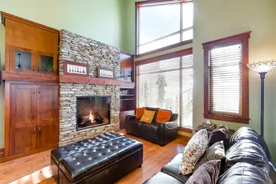 Image de Ski-in/out getaway with private hot tub, fireplace, pool table, & grill
