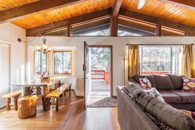 Image de This cabin is a 2 bedroom(s), 2 bathrooms, located in Big Bear, Ca.