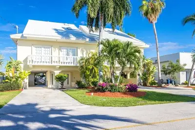 Image de P73 - Charming 4 bedroom duplex with deep water dockage and Cabana Club access.