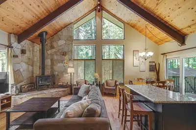 Image de Cabin w\/ Deck & Fire Pit in Blue Lake Springs!