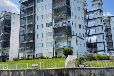 Image de Lakeside ground level condo with beautiful lake views!
