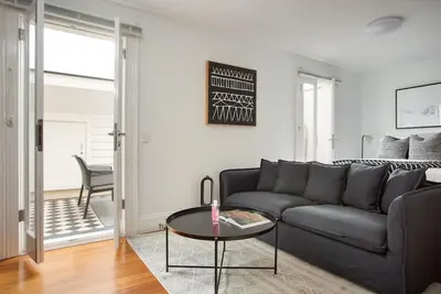 Image de Stunning Studio with Alfresco Terrace near Trains