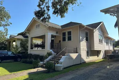 Image de 2 Bedroom flat in nice uptown home. \nGreat, safe, neighborhood near all.
