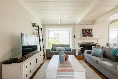 Image de Modern 4bd Getaway In Downtown Mv With Pool!