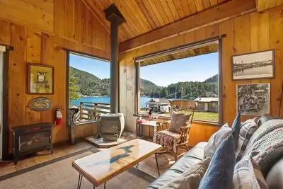 Image de Adorable lake hideaway with free WiFi, spacious deck, lake views, & shared dock