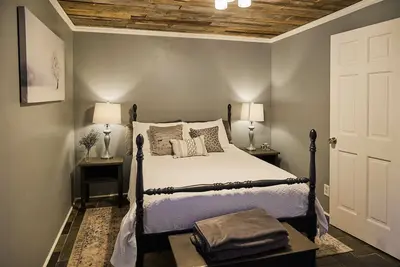 Image de Completely Remodeled-- 1/1 just 2 blocks from the base!