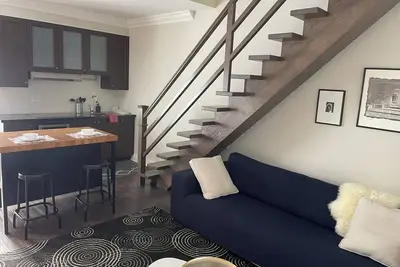 Image de Large Contemporary Fully Furnished One Bedroom with on Suite Bathroom