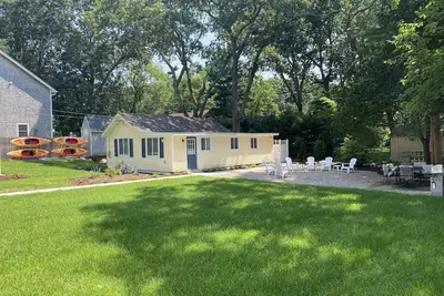 Image de Quaint cottage one block from water