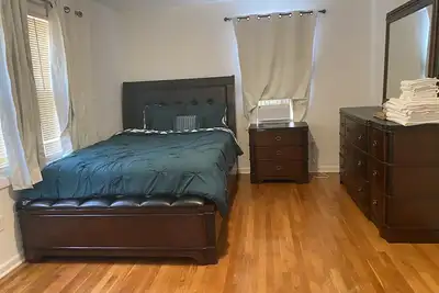 Image de Beautiful 3 level home free parking and self check in