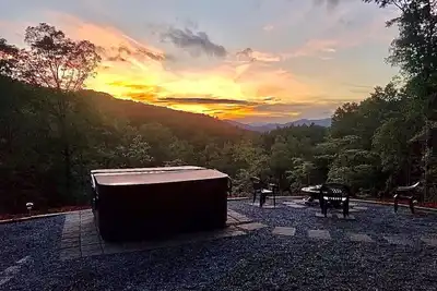 Image de Sunset View over the Mountains! Rustic Cabin w/ Hot Tub