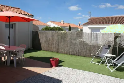Image de Maison de vacances à 700m de la plage avec terrasse, Wi-Fi, et équipements complets.