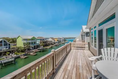 Image de Casa Canal | Water Views + Pool, Hottub & Short Walk to Beach